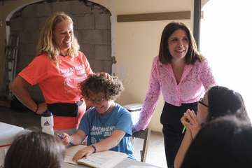 El campus ‘Construyendo comunidad en familia’ ofrece un ‘oasis’ estival a 176 chicos en el parque Jaime O’Shanahan/TA.